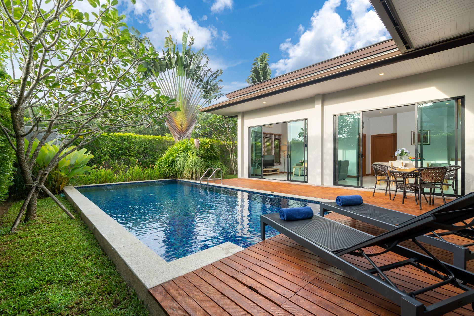 Schwimmbad und Terrasse im Garten eines Ferienhauses