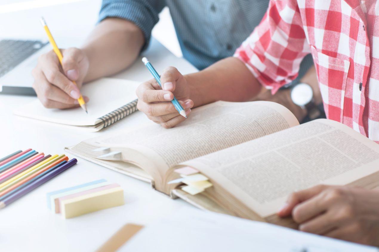 Zwei Schüler lernen gemeinsam mit Notizen und Büchern in einer ruhigen Umgebung – individuelle Förderung an einer Privatschule Berlin