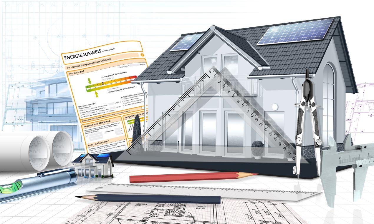 Architekturzeichnung eines Hauses mit Energieausweis, Solarpanelen und Messwerkzeugen – zentrale Themen der Energieberater Ausbildung.