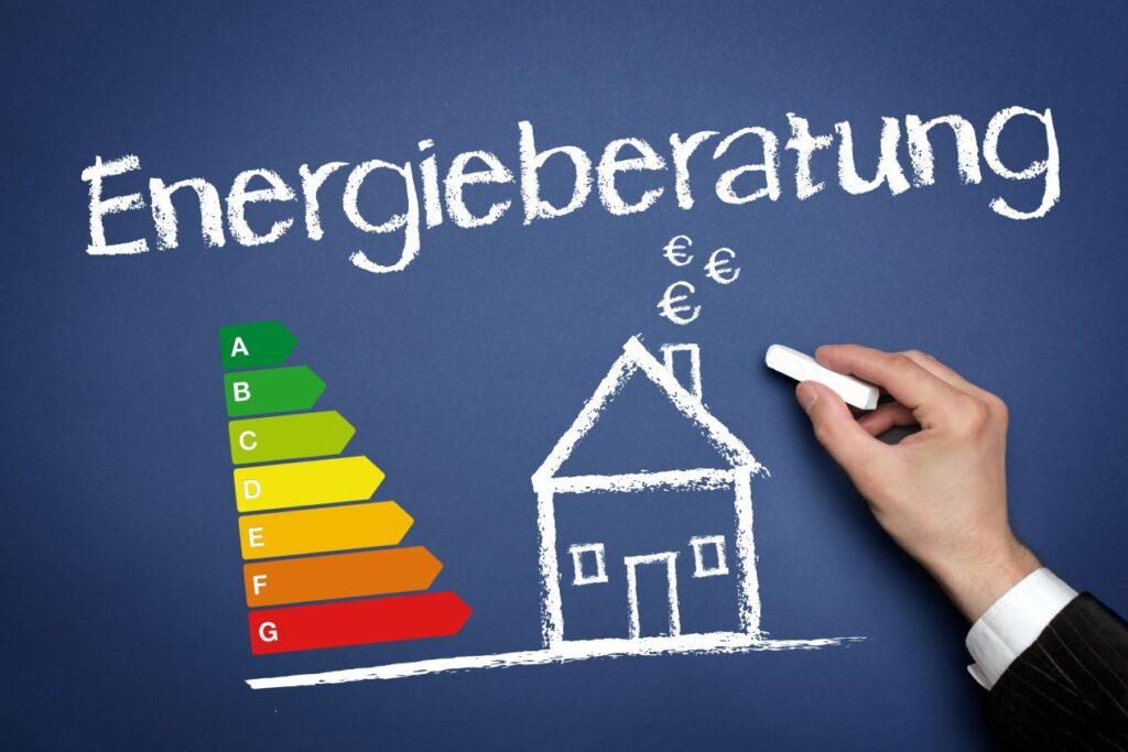 Tafel mit der Aufschrift „Energieberatung“ und einer Energieeffizienzskala – ein zentrales Thema der Energieberater Ausbildung.